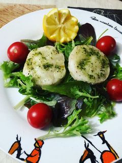 Una foto de Medallones de merluza al vapor en lékué con ensalada y tomate Cherry