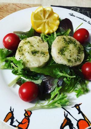 Una foto de Medallones de merluza al vapor en lékué con ensalada y tomate Cherry