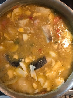 Una foto de Bacalao con gambas y verduras