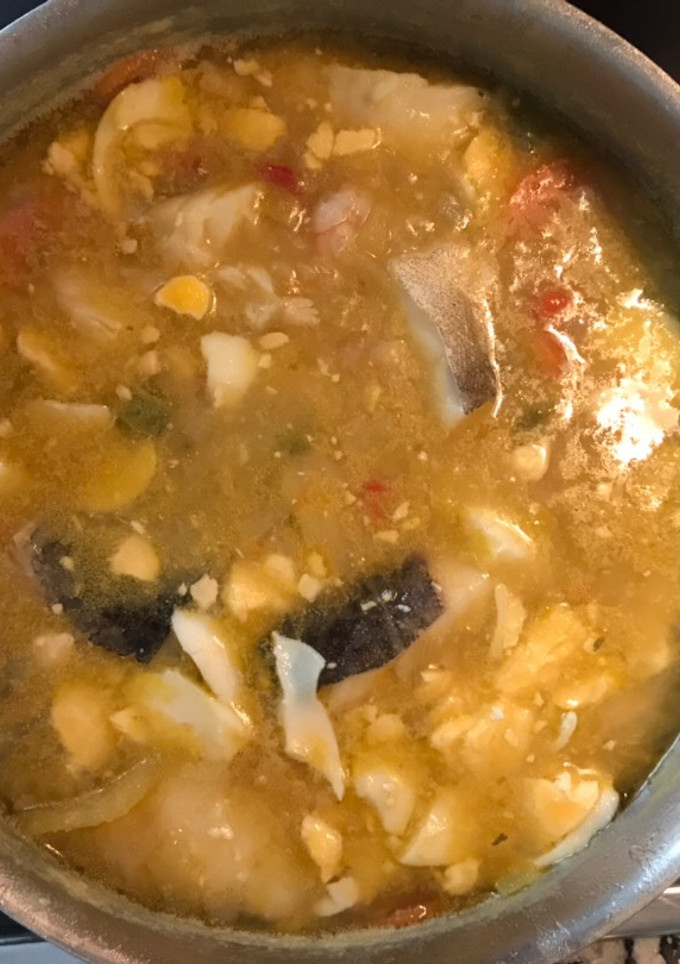 Una foto de Bacalao con gambas y verduras