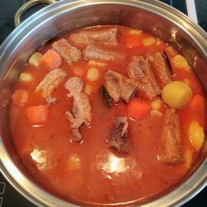 Patatas guisadas con costillas