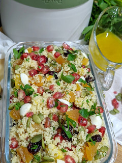 Una foto de Ensalada de cous cous con arándanos, granada y albaricoque -Lékué-