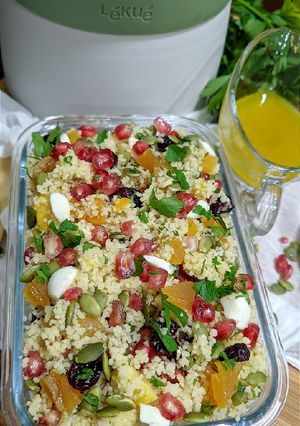 Una foto de Ensalada de cous cous con arándanos, granada y albaricoque -Lékué-