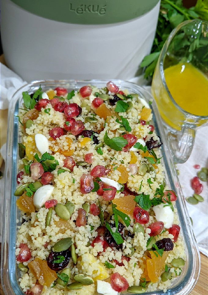 Una foto de Ensalada de cous cous con arándanos, granada y albaricoque -Lékué-