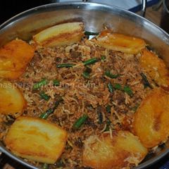 A picture of Persian Loobia Polo (Green Bean Rice With Minced Beef) لوبیا پلو با گوشت چرخ کرده.