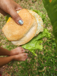 Una foto de Emparedado con huevo y verduras
