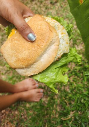 Una foto de Emparedado con huevo y verduras