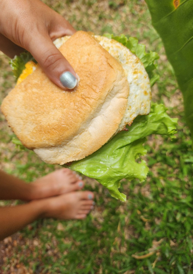 Una foto de Emparedado con huevo y verduras