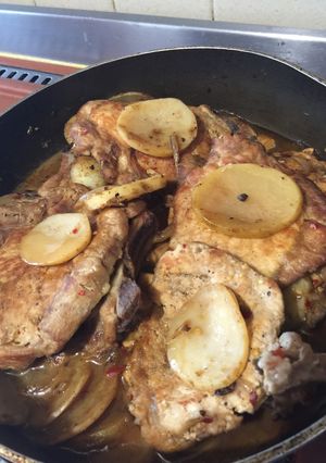 Una foto de Chuletas de cerdo a la cerveza y salsa con chile de árbol