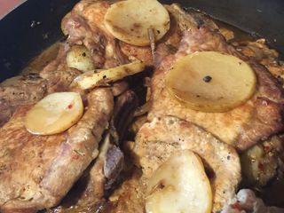 Chuletas de cerdo a la cerveza y salsa con chile de árbol