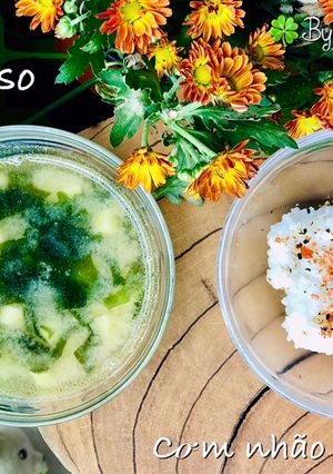 Hình của món Ăn dặm- cơm nhão rắc gia vị, súp miso.