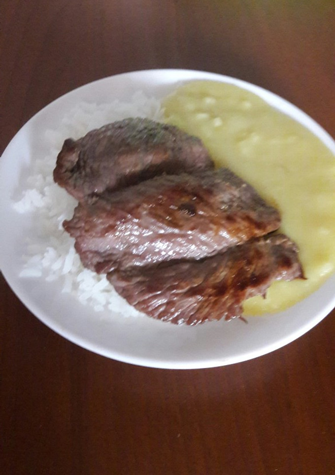 Una foto de Puré de papas con bisteck