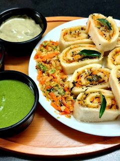 વેજ સુજી રોલ્સ (veg suji rolls recipe in gujarati) રેસીપી મુખ્ય ફોટો
