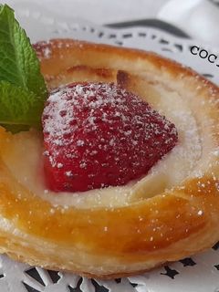 Una foto de Volovanes de queso y fresas
