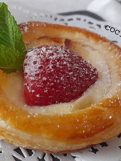 Una foto de Volovanes de queso y fresas