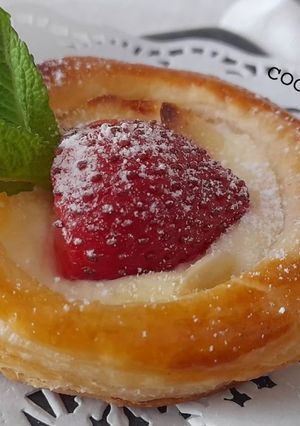 Una foto de Volovanes de queso y fresas