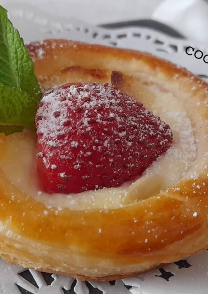 Una foto de Volovanes de queso y fresas