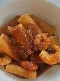 Rigatoni en salsa de gambas y langostinos