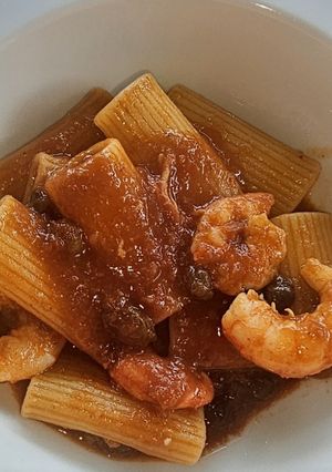 Una foto de Rigatoni en salsa de gambas y langostinos