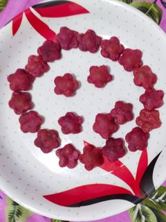 क्रंची बीट रूट स्नॅक्स (क्रॅकर्स) (beetroot snacks recipe in marathi) रेसिपी चे मुख्य फोटो