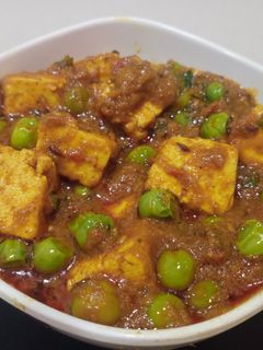 मटार पनीर भाजी (matar paneer bhaji recipe in marathi) रेसिपी चे मुख्य फोटो