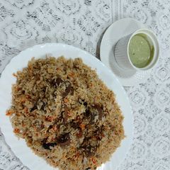 A picture of Mutton saunfia polaw with dip.