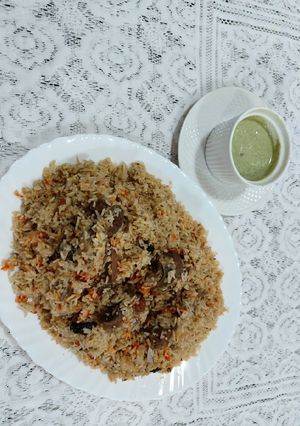 A picture of Mutton saunfia polaw with dip.