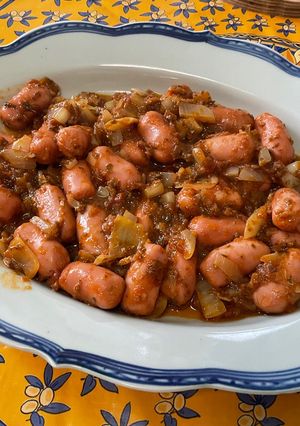 A picture of Mini Pork Sausages with Red Pesto, Garlic, Onion, and Oregano.