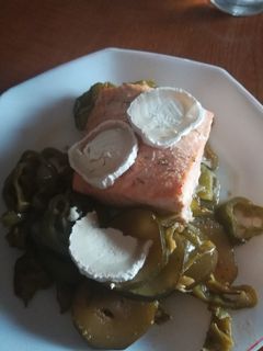 Una foto de Salmón con pimiento y calabacín al horno