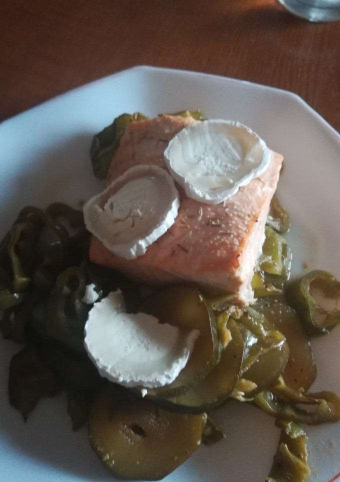 Una foto de Salmón con pimiento y calabacín al horno