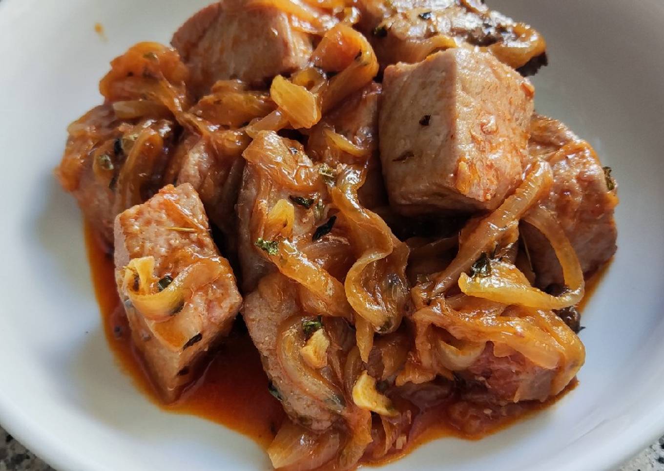 Atún encebollado