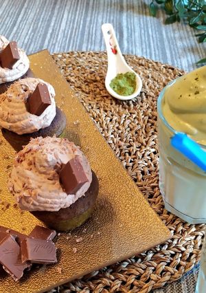 Una foto de Cupcakes de té matcha 🍵 💚 y chocolate 🍫 (6u)