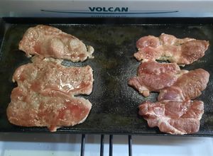 Una foto de Bifes de res y bondiola de cerdo a la chapa