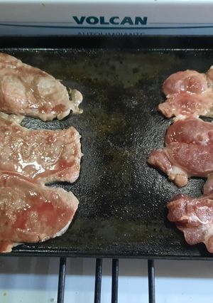 Una foto de Bifes de res y bondiola de cerdo a la chapa