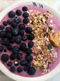 Smoothie bowl de fresas y arándanos
