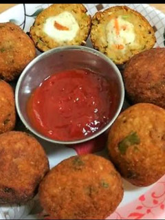 दलिया पनीरवेजिटेबल बॉल्स /कटलेट(पनीर स्टफ्ड दलिया बॉल्स)daliya paneer balls recipe in hindi) रेसिपी मुख्य फोटो