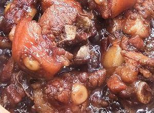Hình của món Đuôi heo kho Sá xị(xá xị).