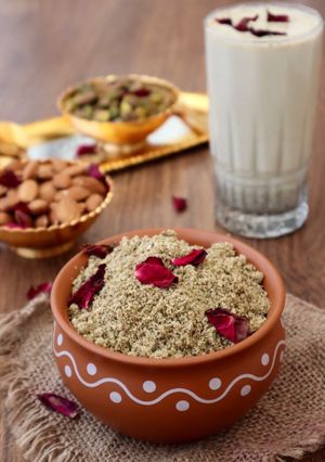 ઈન્સ્ટન્ટ ઠંડાઈ પાઉડર (Instsant Thandai Powder Recipe In Gujarati) રેસીપી મુખ્ય ફોટો