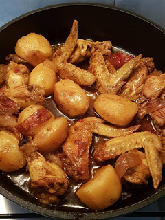 Una foto de Alitas de pollo con patatas