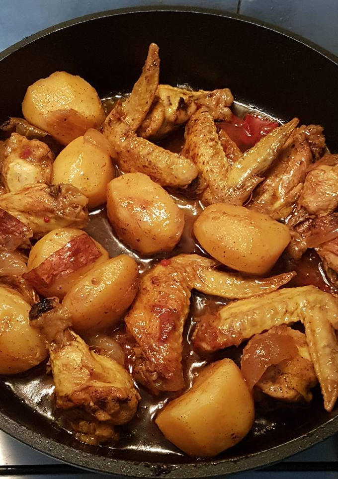 Una foto de Alitas de pollo con patatas