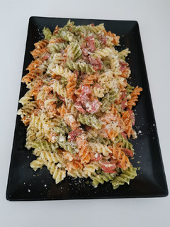Una foto de Pasta tricolor a la carbonara con salchichas a mi manera