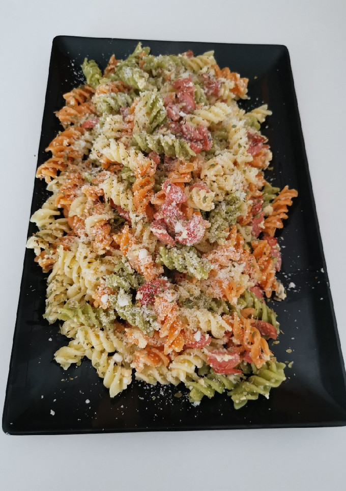 Una foto de Pasta tricolor a la carbonara con salchichas a mi manera