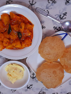 अजवाइन पूरी विथ आलू की सब्जी (Ajwain Puri with aloo ki sabzi recipe in hindi) रेसिपी मुख्य फोटो