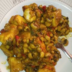 A picture of Porridge yam en beans.