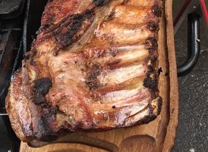 Una foto de Costillar de cerdo a la chilena en parrilla