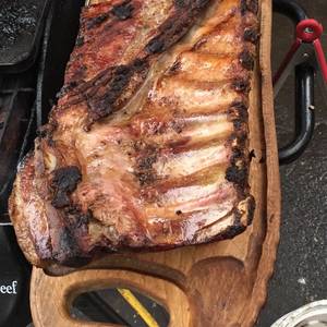 Costillar de cerdo a la chilena en parrilla