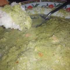Una foto de Mole verde con pollo