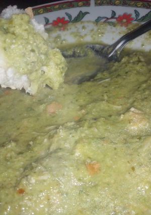 Una foto de Mole verde con pollo