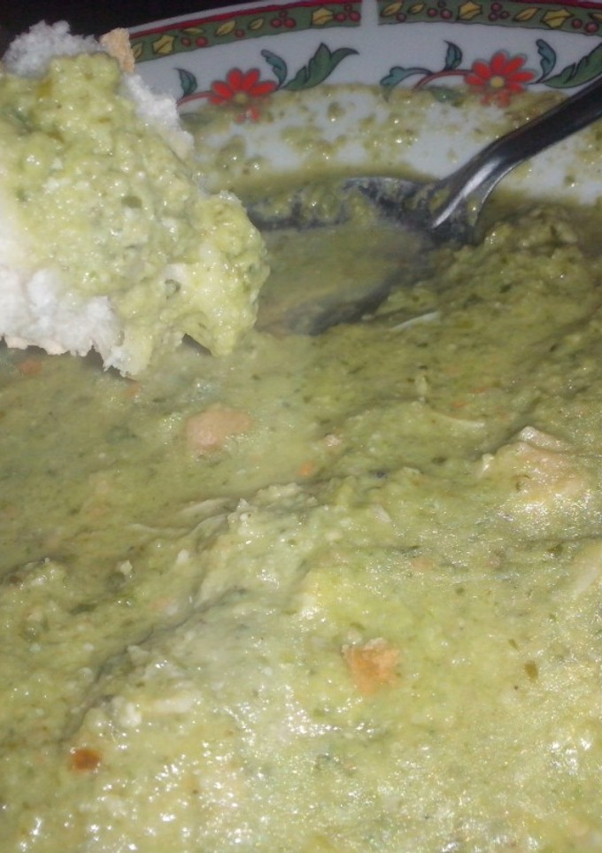 Una foto de Mole verde con pollo