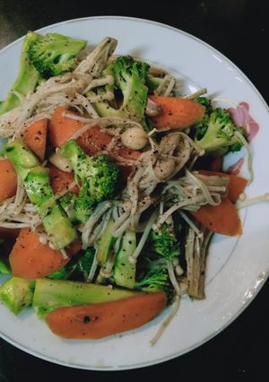 Hình của món Bông cải cà rốt xào nấm kim châm.
